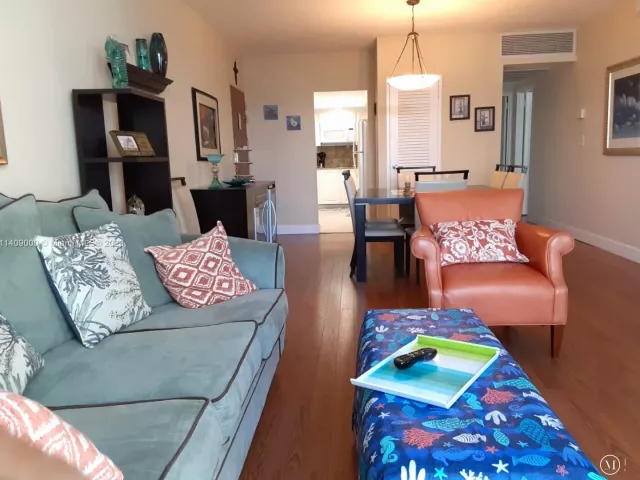 2-bedroom condo for sale in Hollywood - 3801 S Ocean Dr 5O - MondialRealty