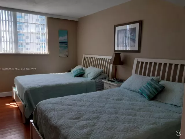 2-bedroom condo for sale in Hollywood - 3801 S Ocean Dr 5O - MondialRealty