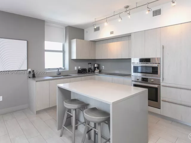 2-bedroom condo for rent in Hollywood - 4010 S Ocean Dr 1201 - MondialRealty