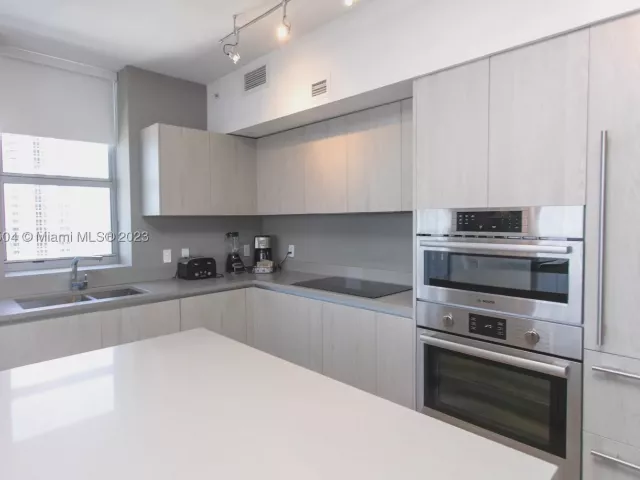 2-bedroom condo for rent in Hollywood - 4010 S Ocean Dr 1201 - MondialRealty