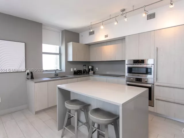 2-bedroom condo for rent in Hollywood - 4010 S Ocean Dr 1201 - MondialRealty