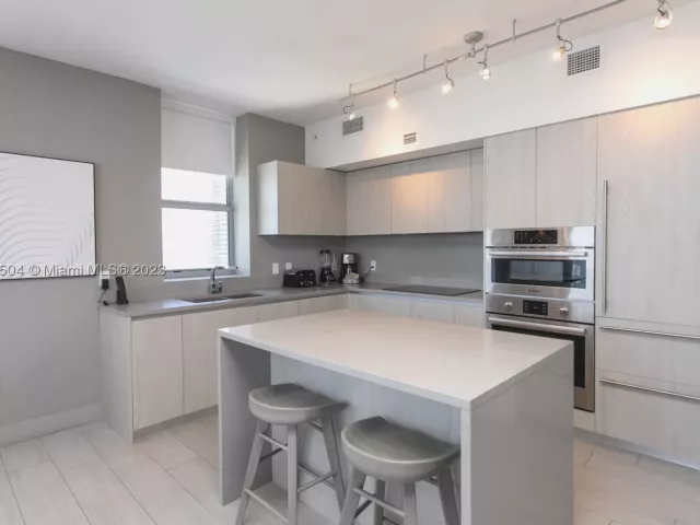 2-bedroom condo for rent in Hollywood - 4010 S Ocean Dr 1201 - MondialRealty