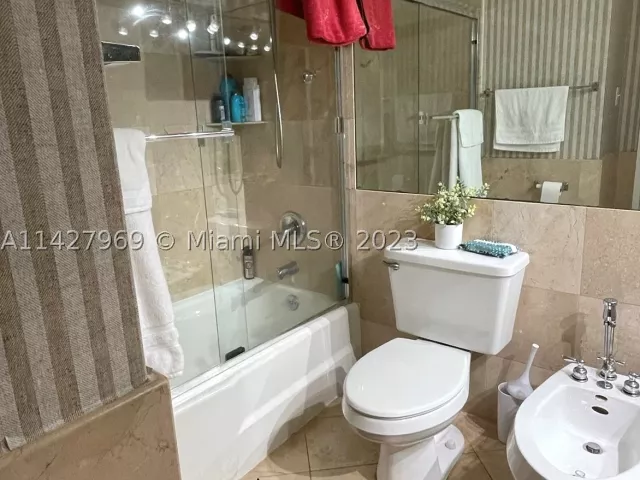 2-bedroom condo for sale in Miami Beach - 5151 Collins Ave 1523 - MondialRealty