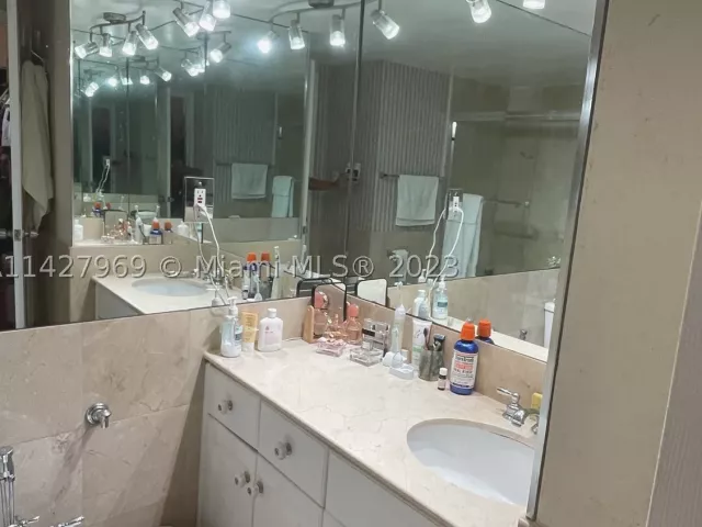 2-bedroom condo for sale in Miami Beach - 5151 Collins Ave 1523 - MondialRealty