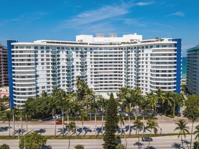 2-bedroom condo for sale in Miami Beach - 5151 Collins Ave 1523 - MondialRealty