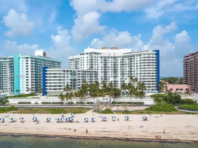 2-bedroom condo for sale in Miami Beach - 5151 Collins Ave 1523 - MondialRealty