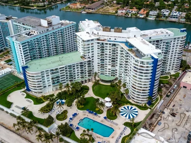 2-bedroom condo for sale in Miami Beach - 5151 Collins Ave 1523 - MondialRealty