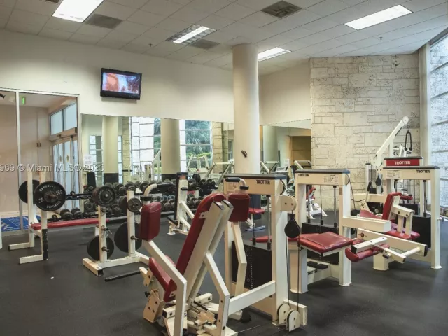 2-bedroom condo for sale in Miami Beach - 5151 Collins Ave 1523 - MondialRealty