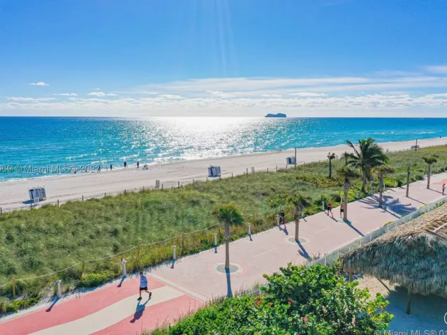 2-bedroom condo for sale in Miami Beach - 5151 Collins Ave 1523 - MondialRealty