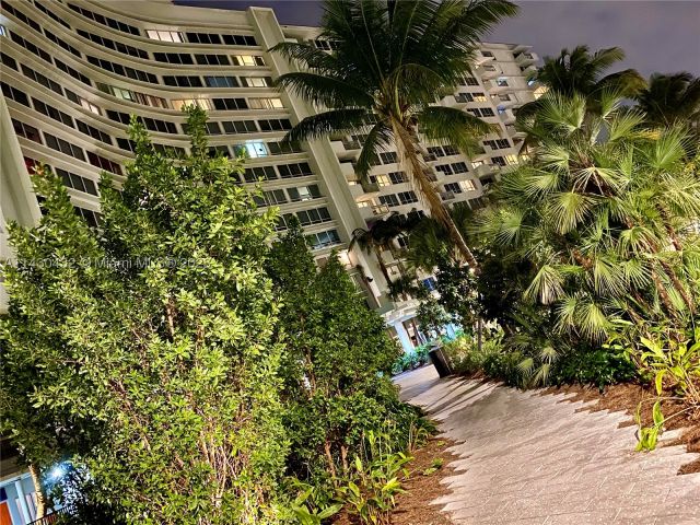 1-bedroom condo for rent in Miami Beach - 1500 Bay Rd 1164S - MondialRealty