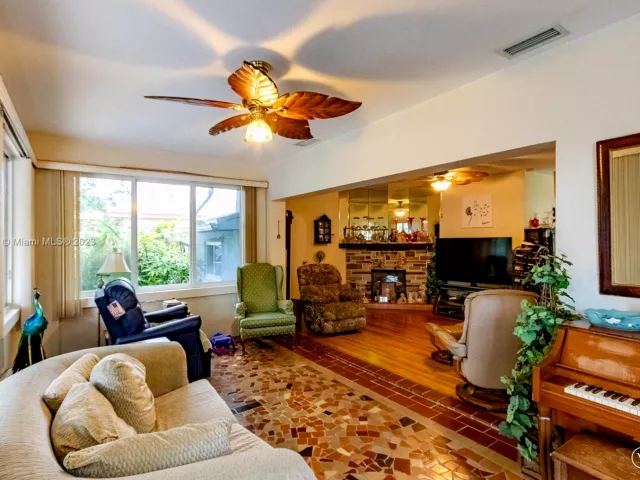 2-bedroom home for sale in Hollywood - 2533 Fillmore St - MondialRealty