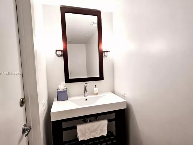 2-bedroom condo for sale in Sunny Isles Beach - 17315 E Collins Ave 1102 - MondialRealty