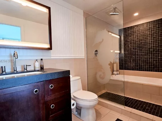 2-bedroom condo for sale in Sunny Isles Beach - 17315 E Collins Ave 1102 - MondialRealty