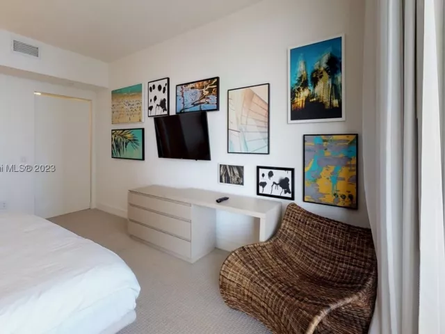 1-bedroom condo for sale in Hollywood - 4111 S Ocean Dr 2307 - MondialRealty