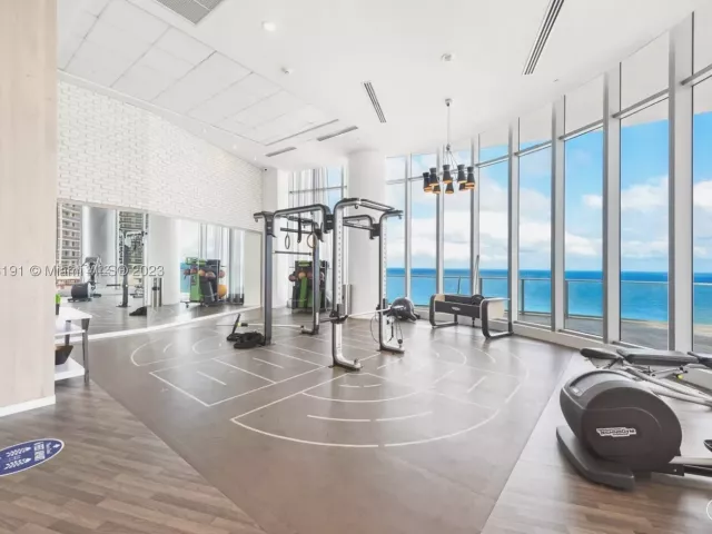 1-bedroom condo for sale in Hollywood - 4111 S Ocean Dr 2307 - MondialRealty