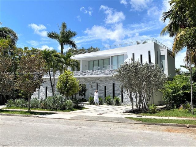 Home for sale at 5910 N Bayshore Dr - photo 4834683