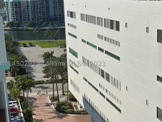 1-bedroom condo for sale in Hollywood - 3725 S Ocean Dr 1503 - MondialRealty