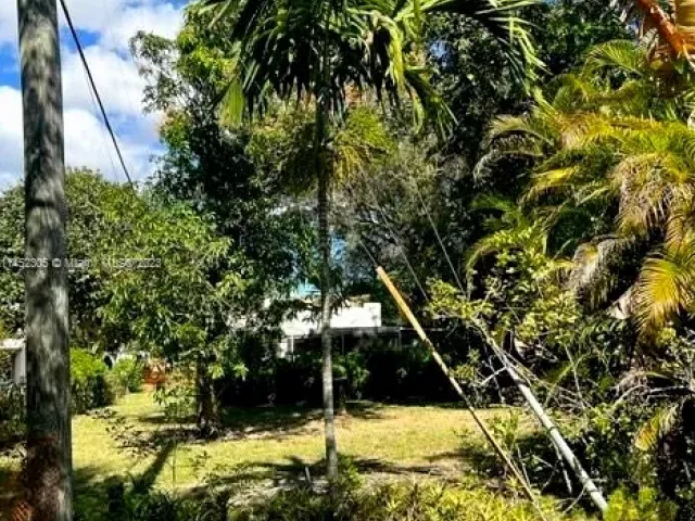 2-bedroom home for sale in Biscayne Park - 821 NE 120th St - MondialRealty