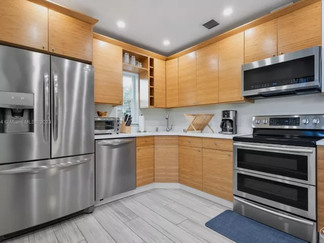 2-bedroom home for rent in Fort Lauderdale - 201 NE 16th Ct - MondialRealty