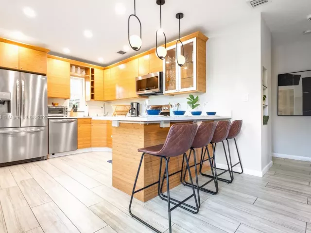 2-bedroom home for rent in Fort Lauderdale - 201 NE 16th Ct - MondialRealty