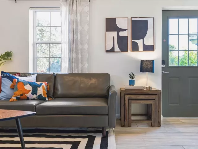 2-bedroom home for rent in Fort Lauderdale - 201 NE 16th Ct - MondialRealty