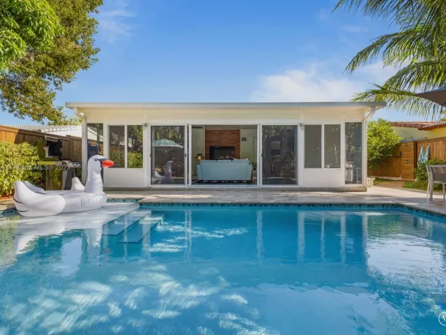 2-bedroom home for rent in Fort Lauderdale - 201 NE 16th Ct - MondialRealty