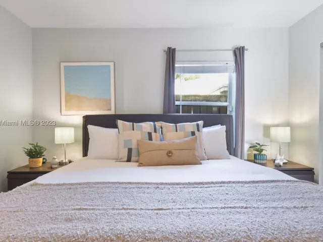 2-bedroom home for rent in Fort Lauderdale - 201 NE 16th Ct - MondialRealty