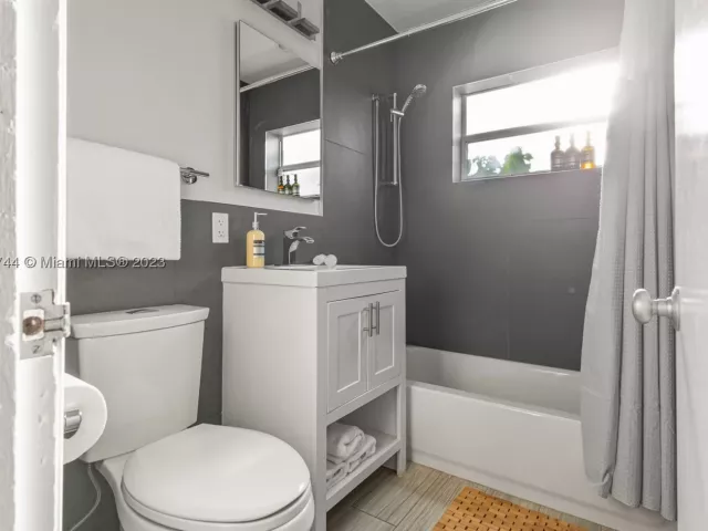 2-bedroom home for rent in Fort Lauderdale - 201 NE 16th Ct - MondialRealty