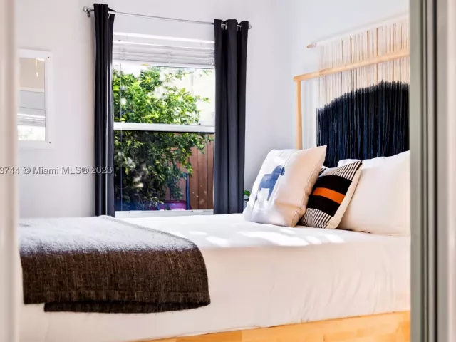2-bedroom home for rent in Fort Lauderdale - 201 NE 16th Ct - MondialRealty