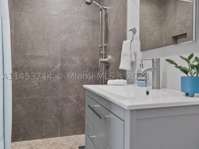 2-bedroom home for rent in Fort Lauderdale - 201 NE 16th Ct - MondialRealty