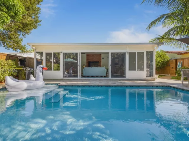 2-bedroom home for rent in Fort Lauderdale - 201 NE 16th Ct - MondialRealty