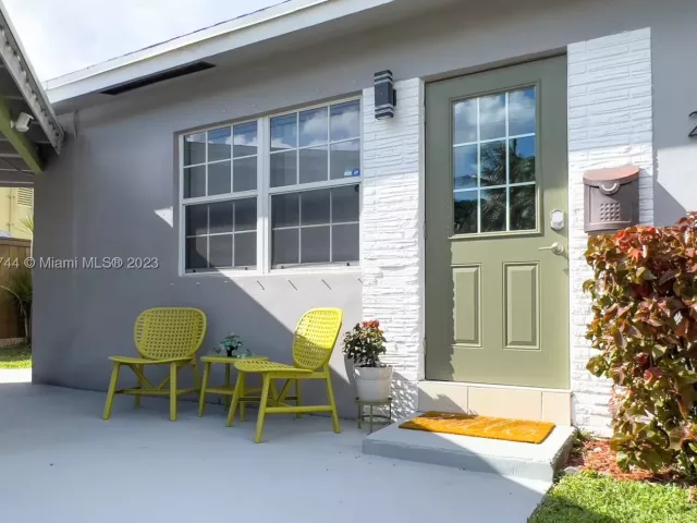 2-bedroom home for rent in Fort Lauderdale - 201 NE 16th Ct - MondialRealty