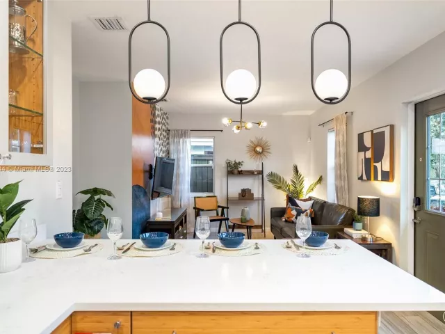 2-bedroom home for rent in Fort Lauderdale - 201 NE 16th Ct - MondialRealty