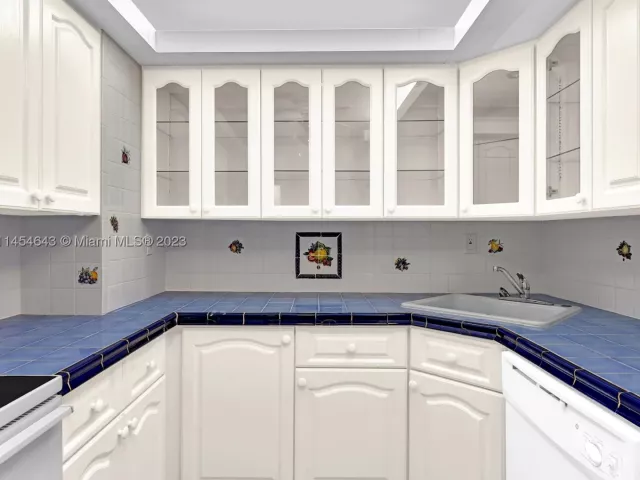 2-bedroom condo for sale in Miami Beach - 2655 Collins Ave 706 - MondialRealty