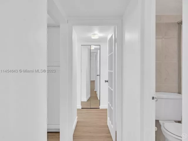 2-bedroom condo for sale in Miami Beach - 2655 Collins Ave 706 - MondialRealty