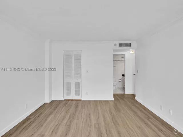 2-bedroom condo for sale in Miami Beach - 2655 Collins Ave 706 - MondialRealty