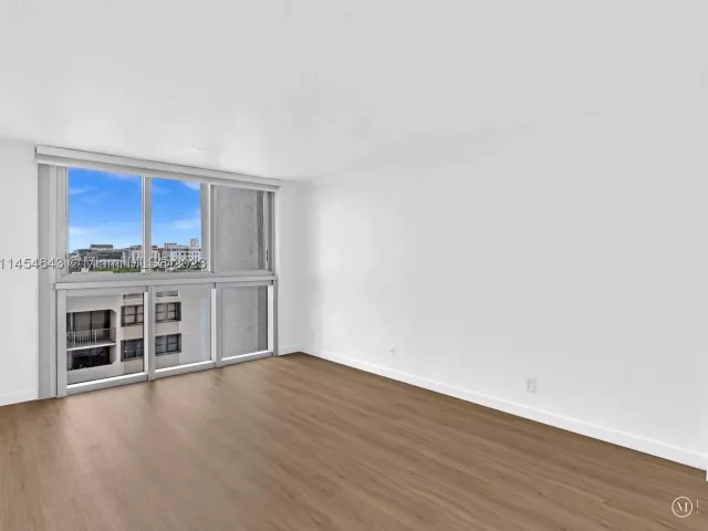 2-bedroom condo for sale in Miami Beach - 2655 Collins Ave 706 - MondialRealty