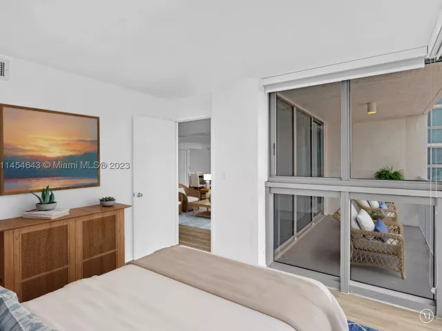 2-bedroom condo for sale in Miami Beach - 2655 Collins Ave 706 - MondialRealty