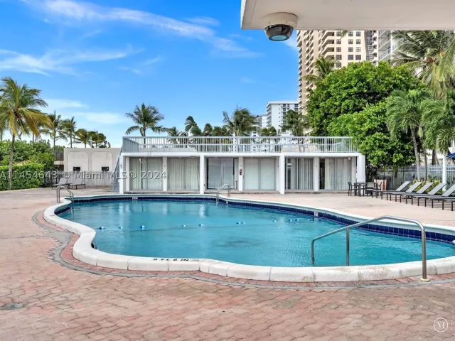 2-bedroom condo for sale in Miami Beach - 2655 Collins Ave 706 - MondialRealty