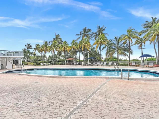 2-bedroom condo for sale in Miami Beach - 2655 Collins Ave 706 - MondialRealty