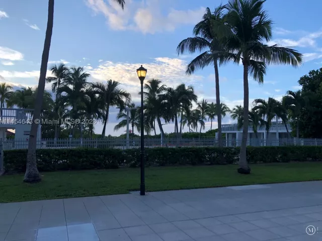 2-bedroom condo for sale in Miami Beach - 2655 Collins Ave 706 - MondialRealty