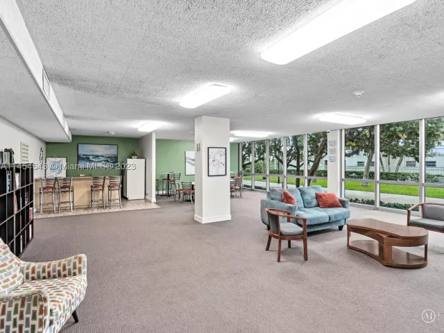 2-bedroom condo for sale in Miami Beach - 2655 Collins Ave 706 - MondialRealty