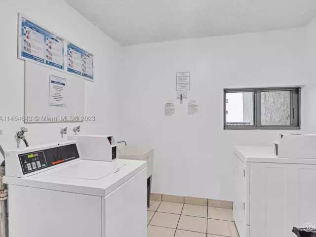 2-bedroom condo for sale in Miami Beach - 2655 Collins Ave 706 - MondialRealty
