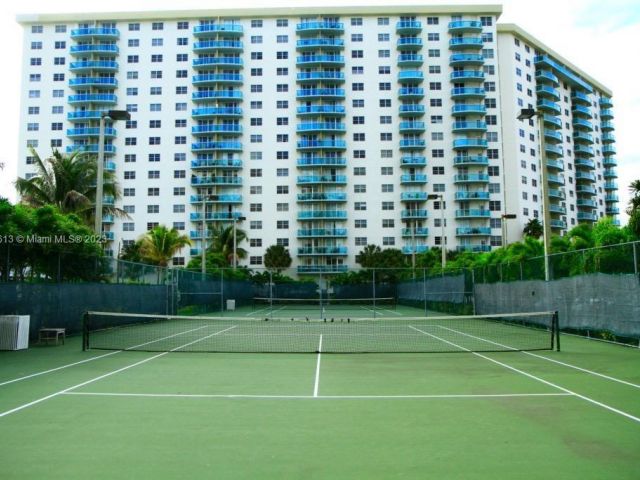 1-bedroom condo for sale in Sunny Isles Beach - 19370 Collins Ave 119 - MondialRealty
