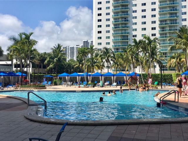 1-bedroom condo for sale in Sunny Isles Beach - 19370 Collins Ave 119 - MondialRealty