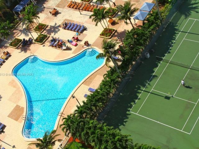 1-bedroom condo for sale in Sunny Isles Beach - 19370 Collins Ave 119 - MondialRealty