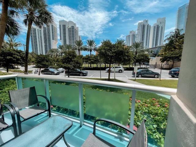 1-bedroom condo for sale in Sunny Isles Beach - 19370 Collins Ave 119 - MondialRealty
