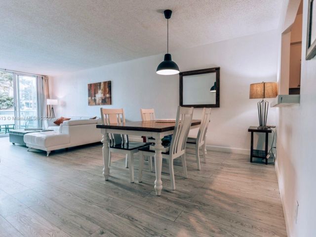 1-bedroom condo for sale in Sunny Isles Beach - 19370 Collins Ave 119 - MondialRealty