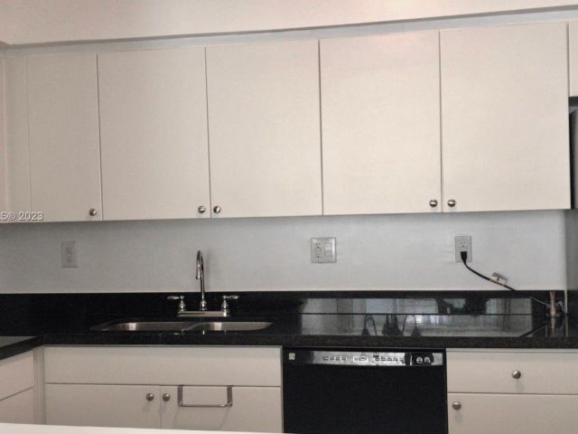 1-bedroom condo for sale in Sunny Isles Beach - 19370 Collins Ave 119 - MondialRealty