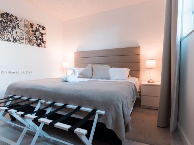 1-bedroom condo for sale in Sunny Isles Beach - 19370 Collins Ave 119 - MondialRealty